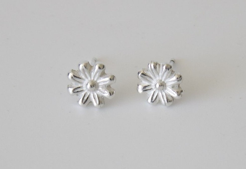 Thumbnail: Fine Silver Daisy Flower Stud