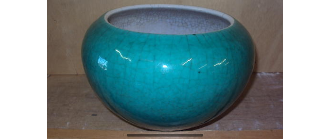 A CHINESE CELADON CRACKLE-GLAZE VASE