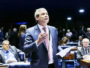 Lindbergh Farias protocola proposta para limitar juros de cartões de crédito