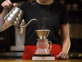 バリスタは、ドリップコーヒーを作ります