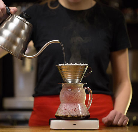 バリスタは、ドリップコーヒーを作ります