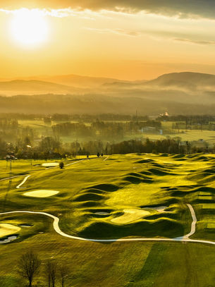 Golfia Pohjois-Määrin komeissa vuoristomaisemissa