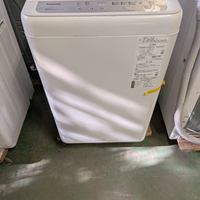 学生時代に使用していた冷蔵庫や洗濯機、電子レンジ、テレビを福岡市早良区の部屋で役割ごとに再確認している様子