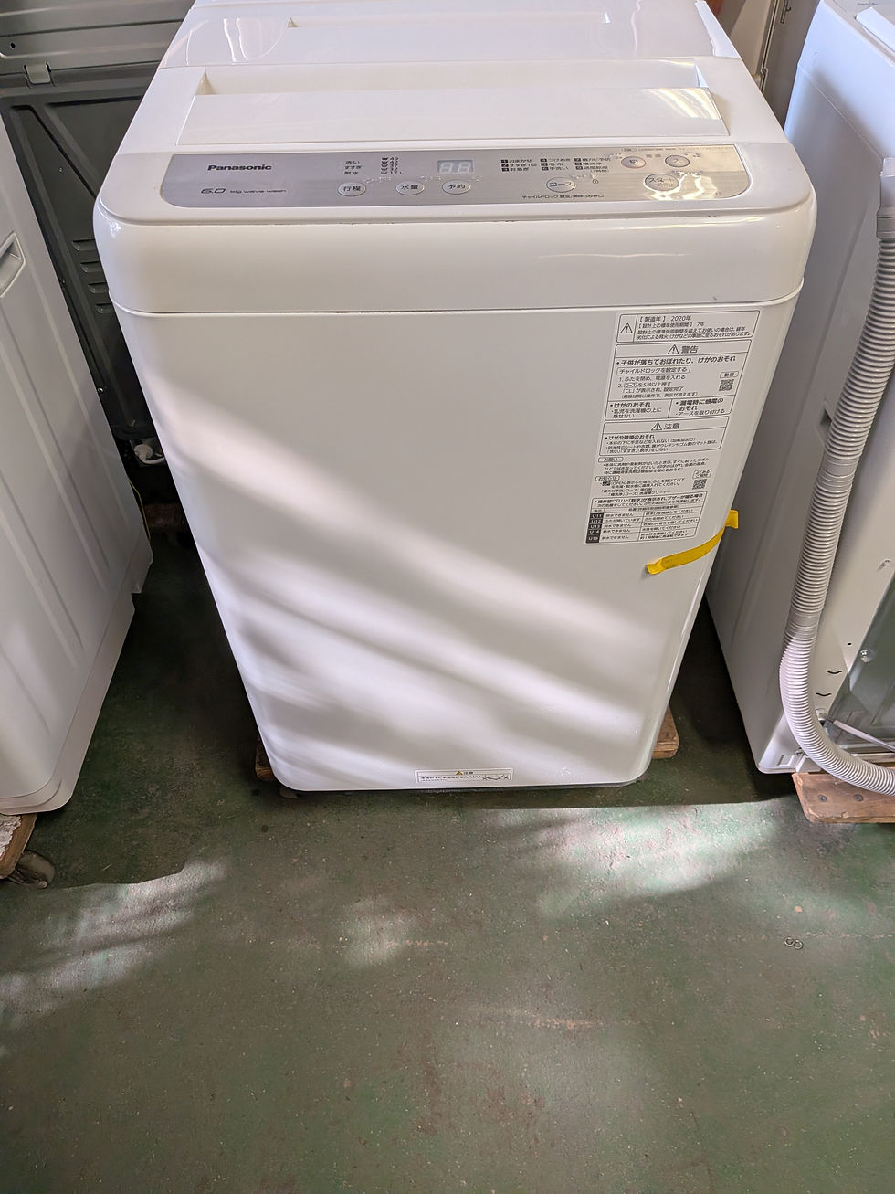 学生時代に使用していた冷蔵庫や洗濯機、電子レンジ、テレビを福岡市早良区の部屋で役割ごとに再確認している様子