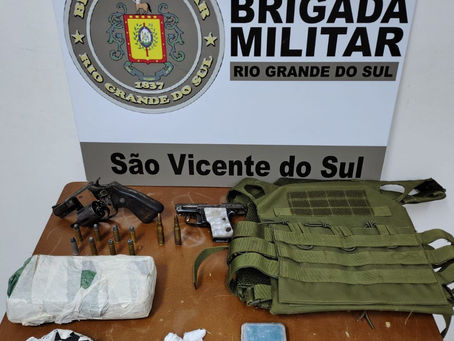 Brigada Militar prende dupla por porte ilegal de arma de fogo e tráfico de drogas em São Vicente do Sul