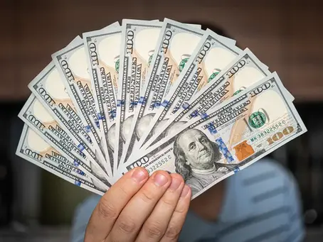 Dólar abre a semana em alta após os ataques dos Estados Unidos ao Irã