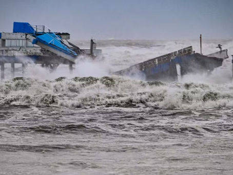 Ciclone no RS: píer desaba, casas são destelhadas e 288 mil ficam sem energia elétrica