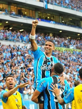 Grêmio goleia o Inter na Arena e dá um passo decisivo na direção do título gaúcho