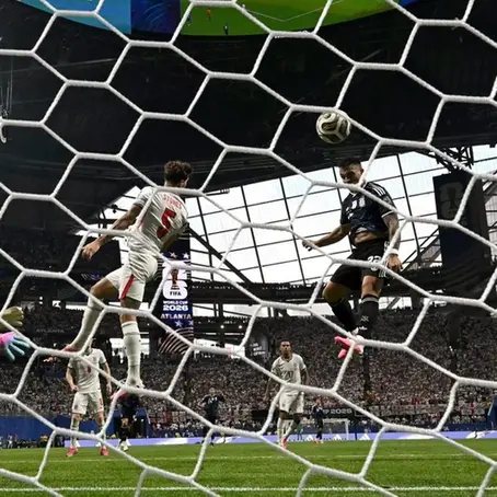 Argentina não desiste, vira sobre a Inglaterra e vai decidir a Copa com a Espanha