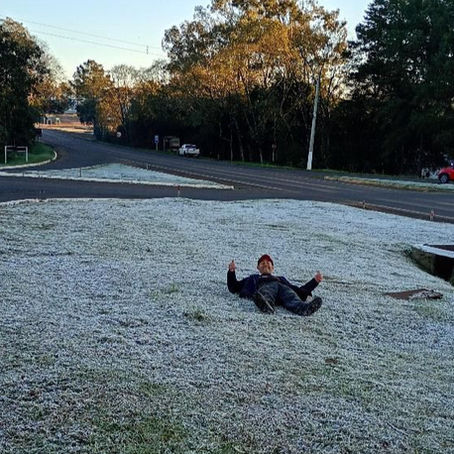 Geada cobre campos e bairros de Santiago em amanhecer de frio intenso nesta terça-feira