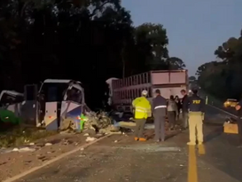 Acidente entre ônibus e carreta de Erechim deixa 22 mortos e cinco feridos no Paraná