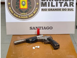 Homem é preso após disparos e polícia apreende arma de fogo e entorpecentes