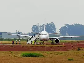 Avião da Latam com 151 pessoas a bordo sai da pista durante pouso no Paraná e atola na lama