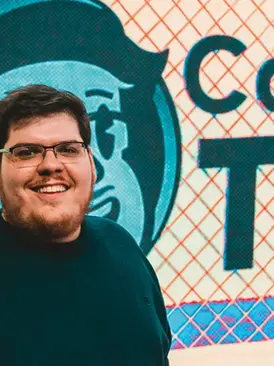 Em menos de 4 anos no YouTube, CazéTV encosta na Globo, movimenta quase R$ 2 bilhões na Copa do Mundo 2026 e transmite 100% dos jogos