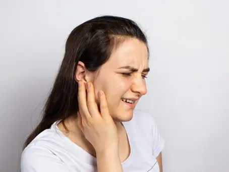 femme qui a mal à la mâchoire