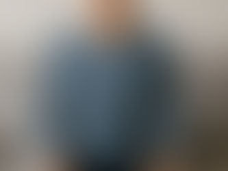 Femme assise, dos droit pratiquant la cohérence cardiaque