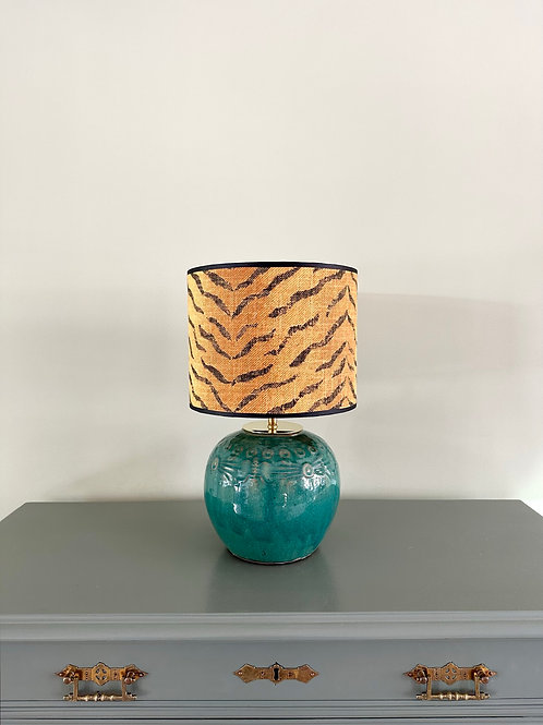 Zeegroene gemberpot lamp met Güell Lamadrid tijgerstreep lampenkap