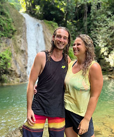 Felices en frente de una cascada en República Dominicana