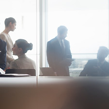 Discussion d'équipe au bureau