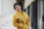 Portrait d’une entrepreneuse en mouvement place Royale à Paris, une image dynamique et moderne