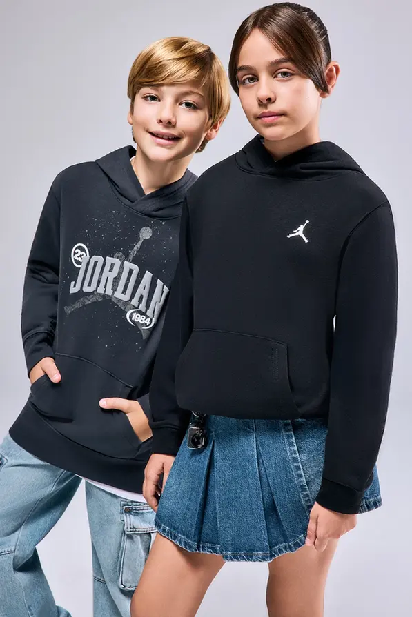 Kids fashion & sports photography | Sneaks Up çocuk kampanyası | enerjik zıplama pozu, grade backdrop online çekim reklam