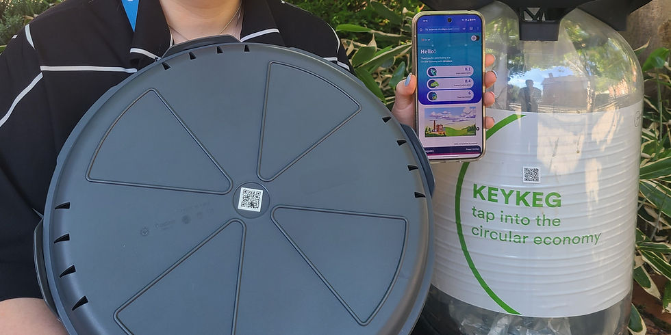 A person holding a reusable pizza container with a QR code in one hand, holding a mobile phone with the Circulayo Connect on there. Next to the person is a Keg which also has a QR code on it.