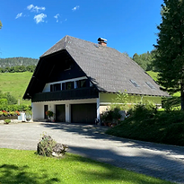 Das Landhaus bei schönem Wetter umgeben von Wiesen