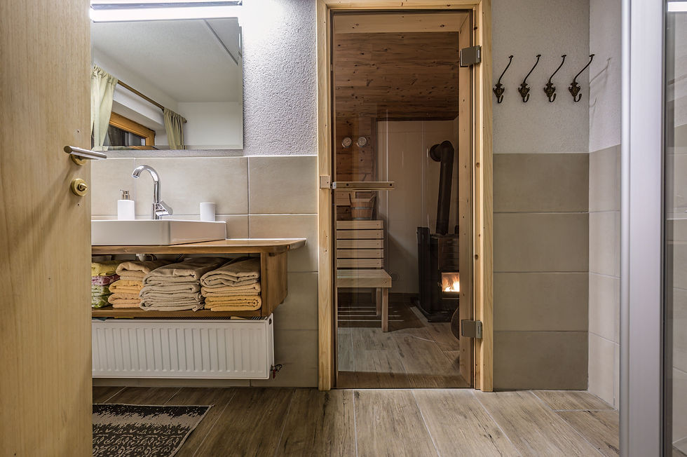 Modernes Badezimmer mit Sauna