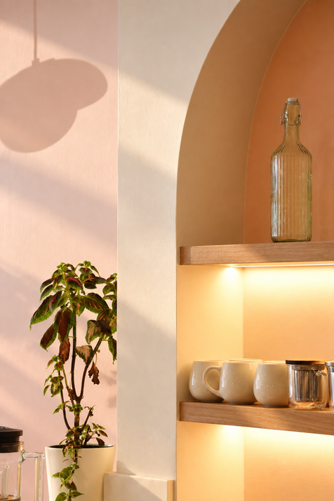 Détail du coffee shop CRUSHY à Cogolin avec arche, étagère et éclairage intégré