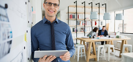 Homme professionnel Tenir une tablette