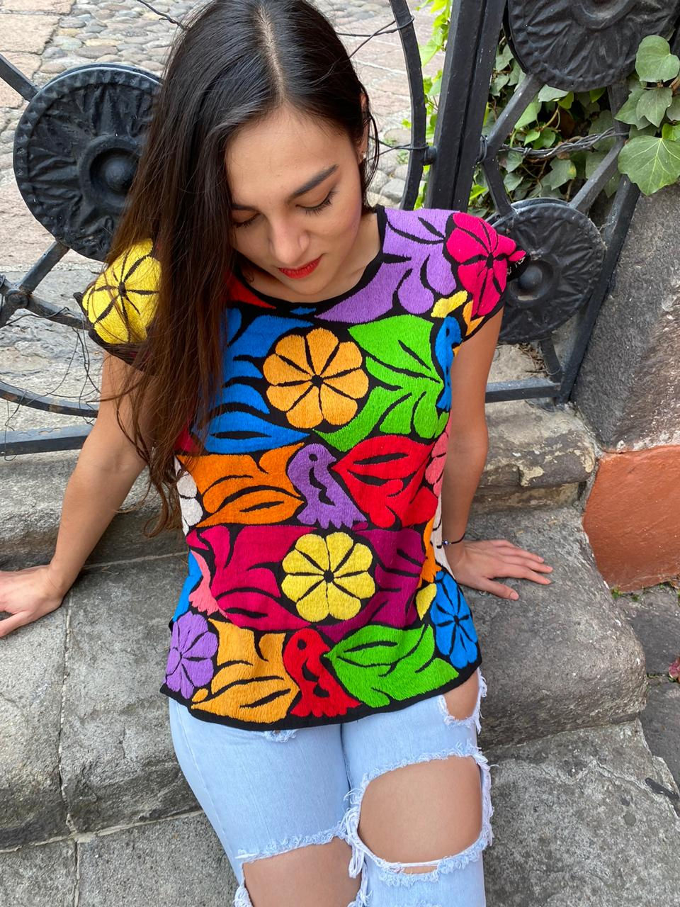 Miniatura: Blusa con bordado de figuras