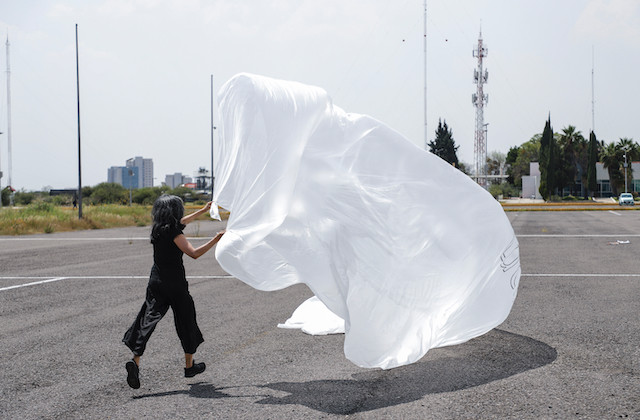 La bandera de la paz es muy grande. En el marco del evento: Experiencias de Arte y Cultura para la Cultura de la paz Duración de la acción: 40 min. Centro Cultural Hangar, Campus Aeropuerto, UAQ