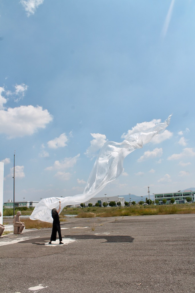 La bandera de la paz es muy grande. En el marco del evento: Experiencias de Arte y Cultura para la Cultura de la paz Duración de la acción: 40 min. Centro Cultural Hangar, Campus Aeropuerto, UAQ
