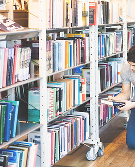 Hombre en la biblioteca