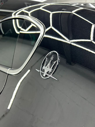 Maserati logo bij professionele detailing en lakbescherming door RC Detailing in Beerse