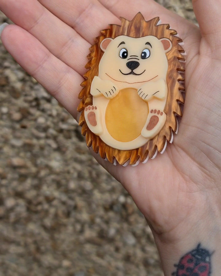 Miniatura: A video of an adorable acrylic hedgehog brooch being held in the makers hand
