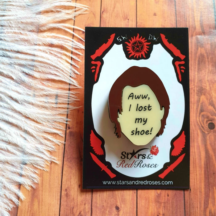 Miniatura: Sam Winchester Pin Badge displayed on a Supernatural themed backing card