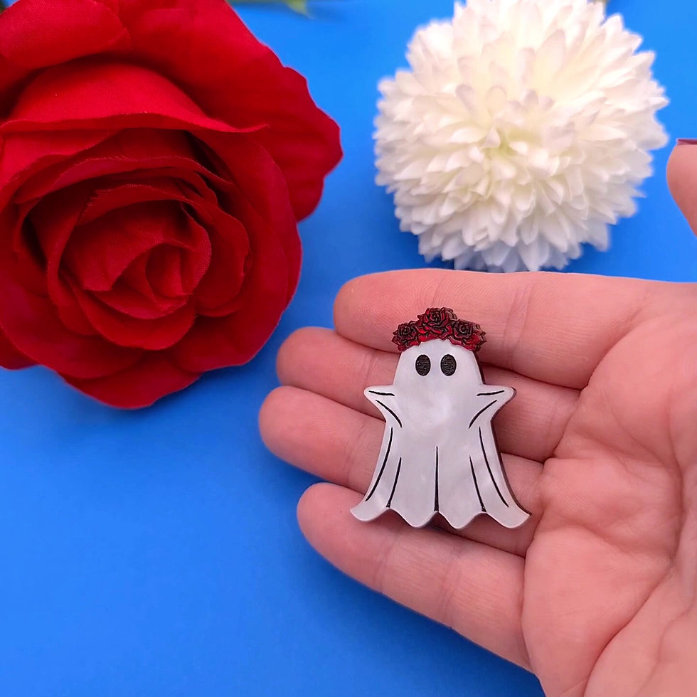 Miniatura: A video showcasing the sheet ghost pin badge in the makers hands, showing from different angles