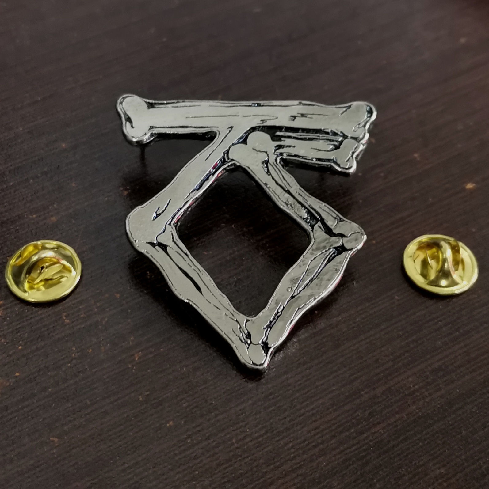 TWISTED SISTER - Bones Logo  Metal Pin