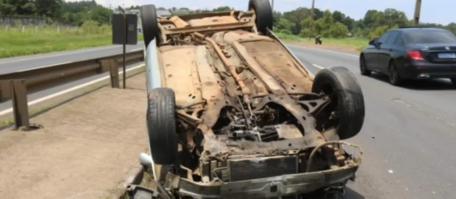 Carro capota após colidir contra caminhão na BR 376