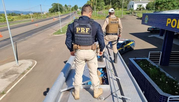 PRF e PMRv-SC apreendem 200 mil maços de cigarros escondidos em caminhão silo