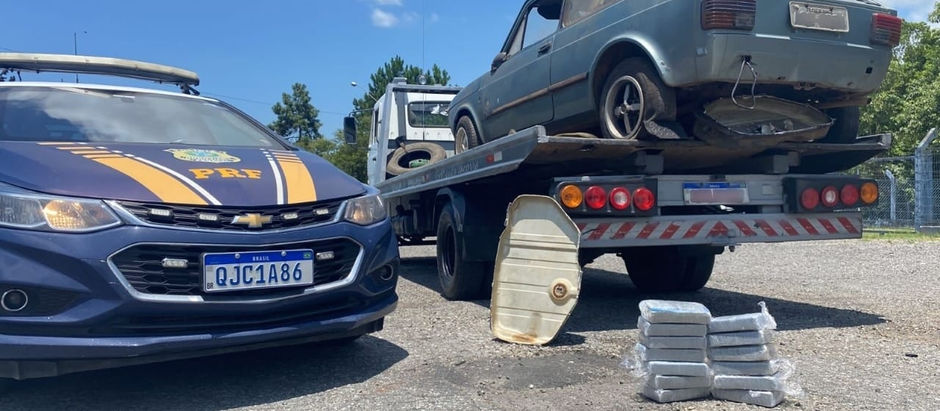 PRF apreende veículo Fiat 147 que escondia quase R$ 150 mil em crack