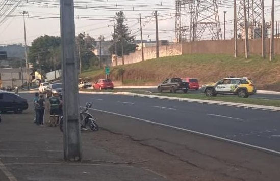 Colisão entre duas motos e bicicleta deixa jovem em estado grave