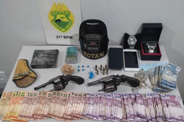Duas adolescentes são apreendidas pela ROTAM com drogas, dinheiro e armas de fogo