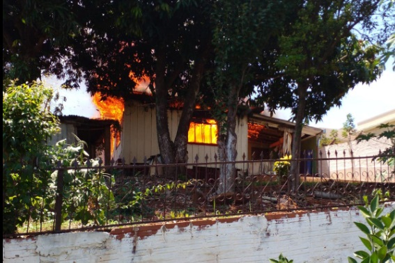 Casa é destruída por incêndio