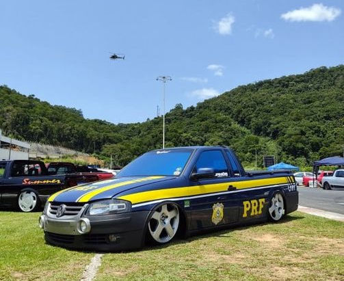 Saveiro com adesivos da PRF é apreendido em Balneário Camboriú