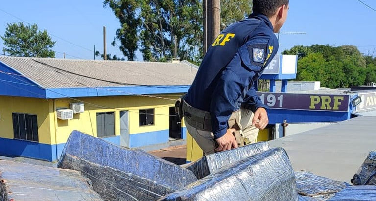 PRF apreende quase 1 tonelada de maconha no Paraná.