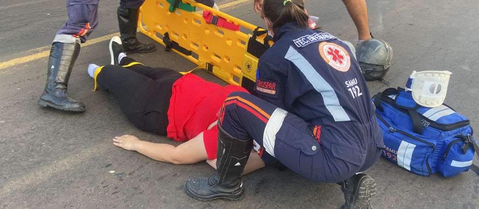 Colisão envolvendo carro e moto deixa uma mulher ferida