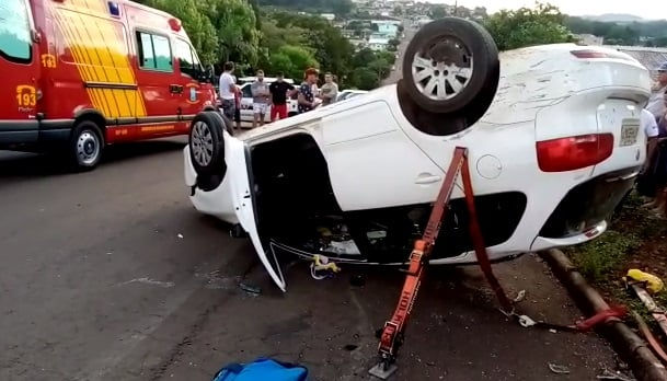 Mulher fica ferida após colisão entre dois carros e veículo capotar