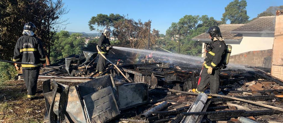 Motoboy arromba porta e salva crianças de incêndio em residência